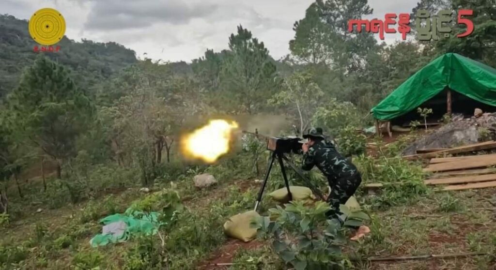(ရရှိလာသည့် ပွိုင့် (၅)လက်နက်ကို KNDF ရဲဘော်တစ်ဦး ယမန်နေ့က စမ်းသပ်ပစ်ခတ်နေစဥ်။ ဓာတ်ပုံ - KNDF)