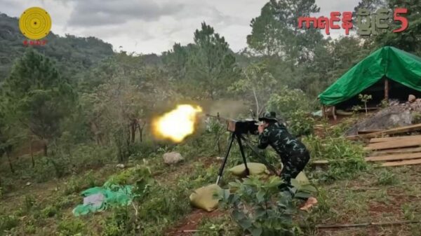 (ရရှိလာသည့် ပွိုင့် (၅)လက်နက်ကို KNDF ရဲဘော်တစ်ဦး ယမန်နေ့က စမ်းသပ်ပစ်ခတ်နေစဥ်။ ဓာတ်ပုံ - KNDF)
