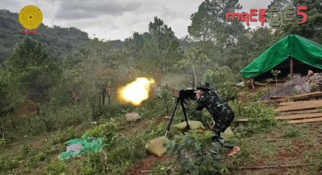 (ရရှိလာသည့် ပွိုင့် (၅)လက်နက်ကို KNDF ရဲဘော်တစ်ဦး ယမန်နေ့က စမ်းသပ်ပစ်ခတ်နေစဥ်။ ဓာတ်ပုံ - KNDF)
