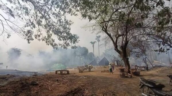 ရေစကြိုတွင် မေလအတွင်းက စစ်အုပ်စု၏ မီးရှို့ဖျက်ဆီးမှုကြောင့် ပျက်စီးသွားသောနေအိမ်များအား တွေ့ရစဥ်။ ဓာတ်ပုံ-Cj