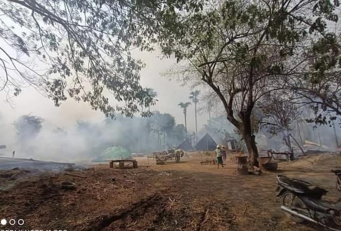 ရေစကြိုတွင် မေလအတွင်းက စစ်အုပ်စု၏ မီးရှို့ဖျက်ဆီးမှုကြောင့် ပျက်စီးသွားသောနေအိမ်များအား တွေ့ရစဥ်။ ဓာတ်ပုံ-Cj