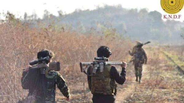 (KNDF မှ ရဲဘော်များအား ရှေ့တန်းတစ်နေရာ၌ တွေ့ရစဉ်။ ဓာတ်ပုံ - KNDF)