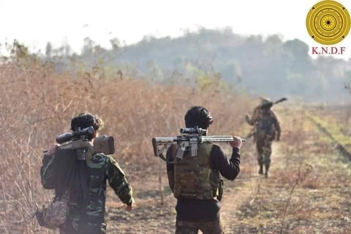 (KNDF မှ ရဲဘော်များအား ရှေ့တန်းတစ်နေရာ၌ တွေ့ရစဉ်။ ဓာတ်ပုံ - KNDF)