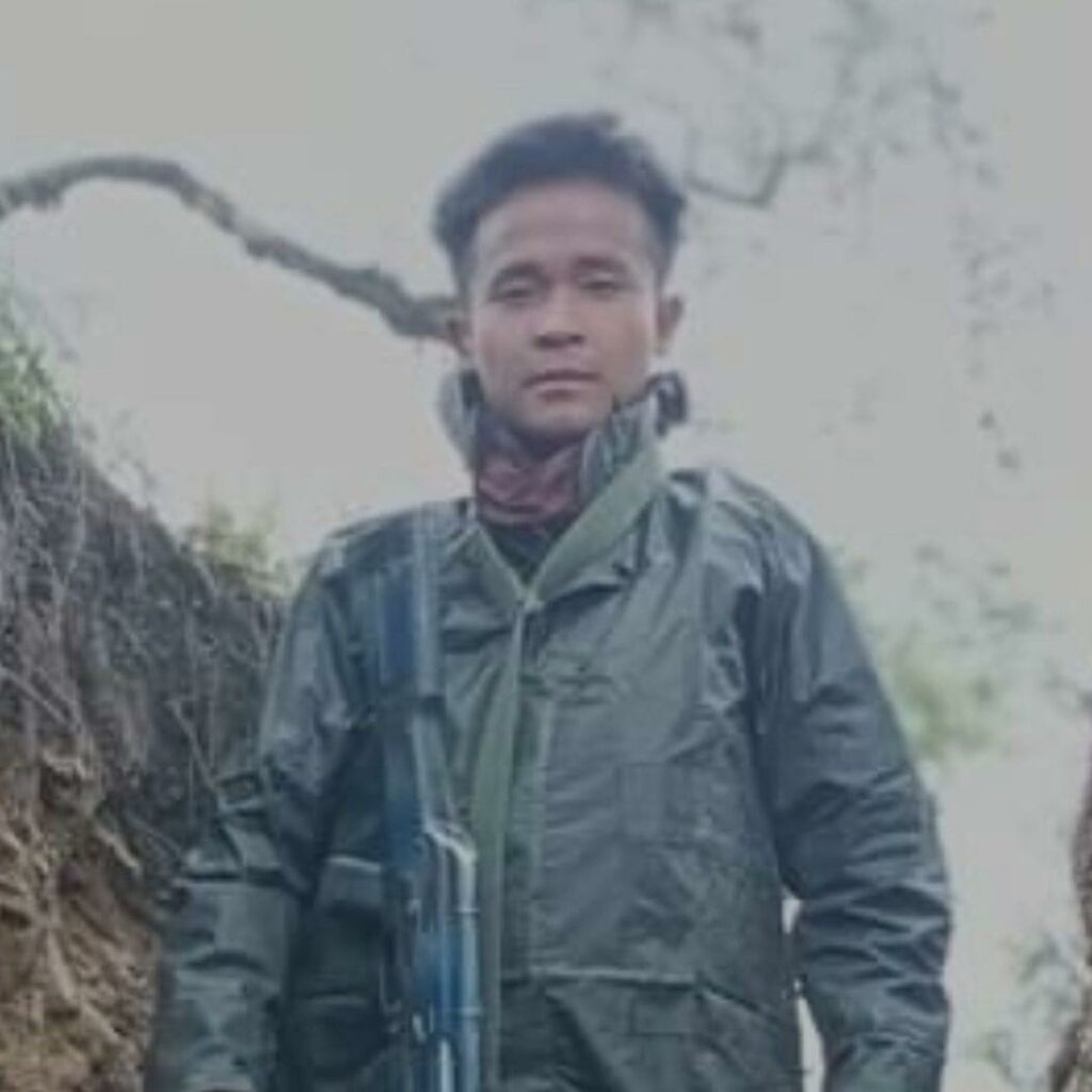 (ဟားခါး - ထန်တလန်အကြားတိုက်ပွဲတွင် ကျဆုံးခဲ့ရသော CNAနဲ့ CDFမှ ရဲဘော် ၄ဦးအား တွေ့ရစဥ်။ ဓာတ်ပုံ - The Chin Journal)