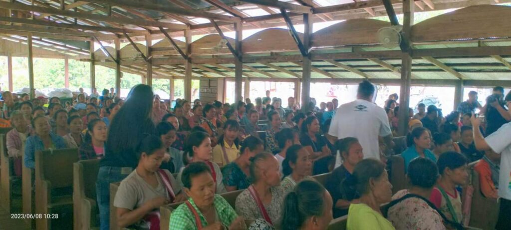(ကရင့်လက်နက်ကိုင် လေးဖွဲ့စည်းလုံးညီညွတ်ရေးကော်မတီက လေးကေ့ကော်ဒေသအနီးတဝိုက်ရှိ စစ်ရှောင်ပြည်သူများအားစားနပ်ရိက္ခာများ ထောက်ပံ့ပေးအပ်နေစဥ်။ ဓာတ်ပုံ - ပေးပို့)