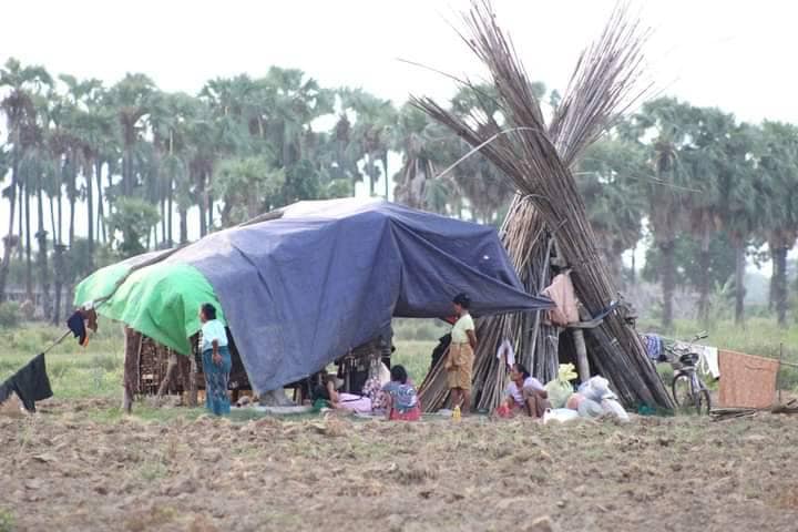ဆားလင်းကြီးနယ်ရှိ စစ်ရှောင်ပြည်သူအချို့အား တွေ့ရစဥ်။ ဓာတ်ပုံ-အညာပစ်တိုင်းထောင်လေးများ