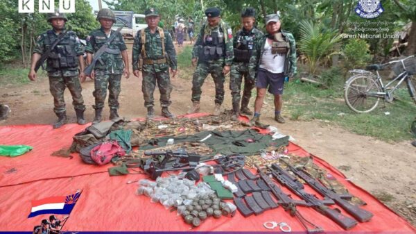 (သိမ်းဆည်းရမိသော လက်နက်ခဲယမ်းများအား တွေ့ရစဥ်။ ဓာတ်ပုံ - KNU)
