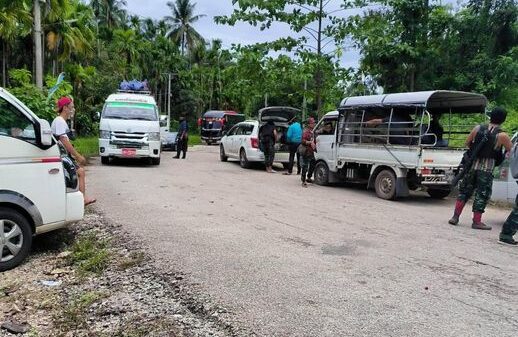 (ပုလောမြို့နယ် မြိတ် - ထားဝယ်လမ်းပိုင်းတွင် PDF တပ်ဖွဲ့များက ယာဥ်အသွားအလာများအား စစ်ဆေးနေစဥ်။ဓာတ်ပုံ - ပေးပို့)
