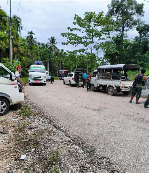 (ပုလောမြို့နယ် မြိတ် - ထားဝယ်လမ်းပိုင်းတွင် PDF တပ်ဖွဲ့များက ယာဥ်အသွားအလာများအား စစ်ဆေးနေစဥ်။ဓာတ်ပုံ - ပေးပို့)