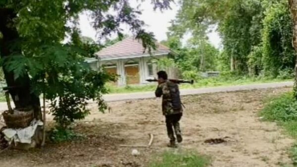 (ယနေ့ နံနက်က မြိုင်မြို့နယ်အဝင်စစ်ကောင်စီဂိတ်အား ပစ်ခတ်တိုက်ခိုက်နေစဉ်။ ဓာတ်ပုံ - Earthquake People’s Defence Force)