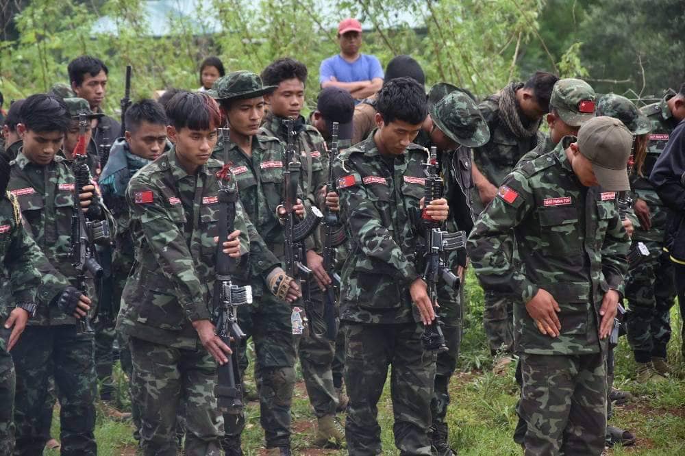 (ခေါင်းအိကျေးရွာ တိုက်ပွဲ၌ ကျဆုံးခဲ့သည့် ရဲဘော်နှစ်ဦး၏ စျာပနအခမ်အနား ယမန်နေ့က ပြုလုပ်နေစဉ်။ ဓာတ်ပုံ - MBPDF -B02)