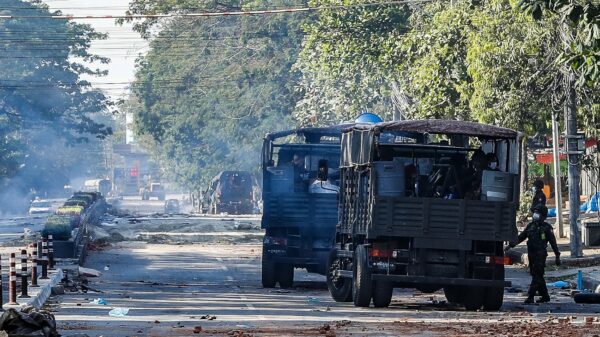 (ရန်ကုန်မြို့တွင် စစ်ကောင်စီတပ်ဖွဲ့ဝင်များကို ၂၀၂၁ မတ်လ ၈ရက်က တွေ့ရစဉ်။ ဓာတ်ပုံ - EPA)