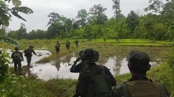 စစ်ရေးလှုပ်ရှားနေတဲ့ KNU တပ်ဖွဲ့ဝင်တွေကိုတွေ့ရစဉ်