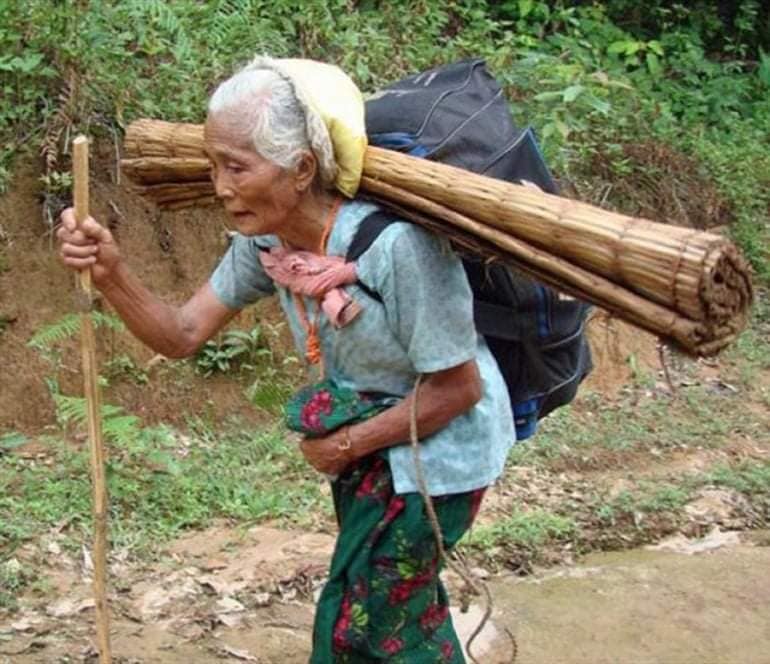 (ကချင်စစ်ဘေးရှောင် ပြည်သူတွေနဲ့ KIO/KIA သတင်းနဲ့ ပြန်ကြားရေးဌာန တာဝန်ခံ ဗိုလ်မှူးကြီးနော်ဘူ။ ဓါတ်ပုံ-Kachin Alliance ၊ KIO)