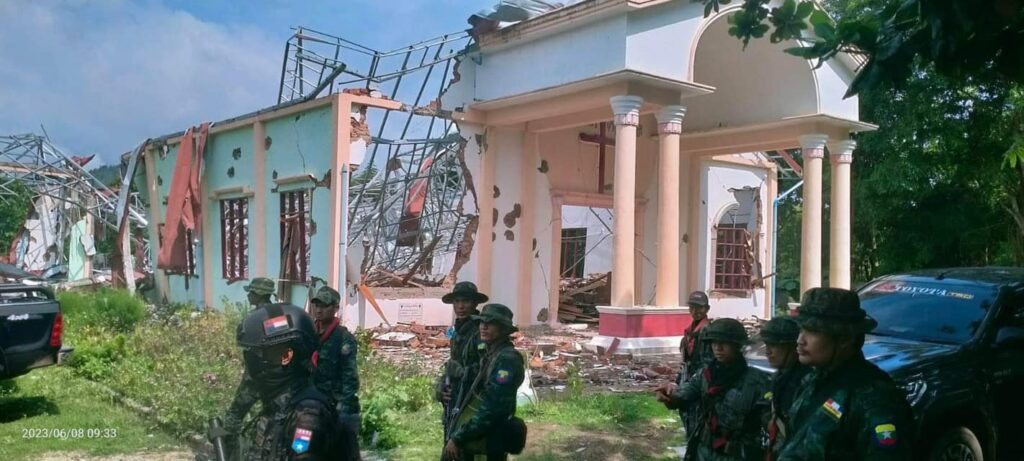 (ကရင့်လက်နက်ကိုင် လေးဖွဲ့စည်းလုံးညီညွတ်ရေးကော်မတီက လေးကေ့ကော်ဒေသအနီးတဝိုက်ရှိ စစ်ရှောင်ပြည်သူများအားစားနပ်ရိက္ခာများ ထောက်ပံ့ပေးအပ်နေစဥ်။ ဓာတ်ပုံ - ပေးပို့)