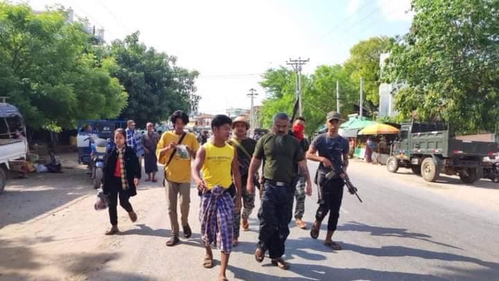 (Zero ပြောက်ကျားတပ်ဖွဲ့ခေါင်းဆောင်ကိုသက်ကြီးနှင့်ရဲဘော်များ ဆားတောင်မြို့တွင်း လှည့်လည်ခဲ့စဥ်။ ဓာတ်ပုံ-Zero)