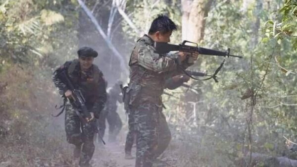 (၂၀၂၂ ခုနှစ်မေလ က ဖားဆောင်းမြို့နယ် ခဲမဖြူ-မော်ချီး လမ်းမကြီးတိုက်ပွဲဖြစ်ပွားခဲ့စဥ်။ ဓါတ်ပုံ-KA)