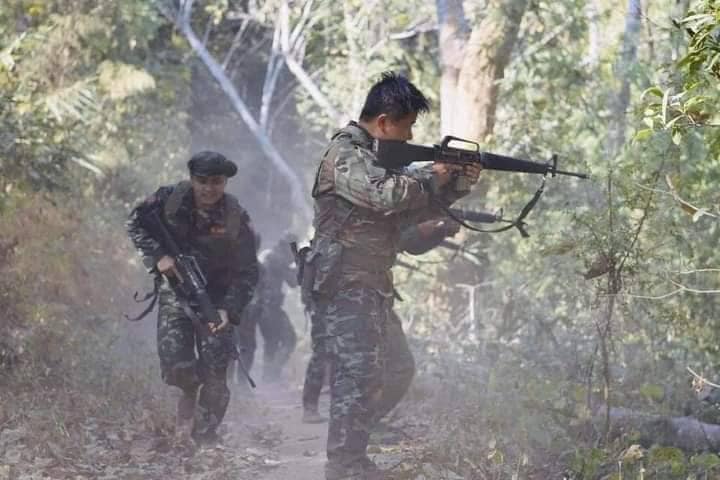 (၂၀၂၂ ခုနှစ်မေလ က ဖားဆောင်းမြို့နယ် ခဲမဖြူ-မော်ချီး လမ်းမကြီးတိုက်ပွဲဖြစ်ပွားခဲ့စဥ်။ ဓါတ်ပုံ-KA)