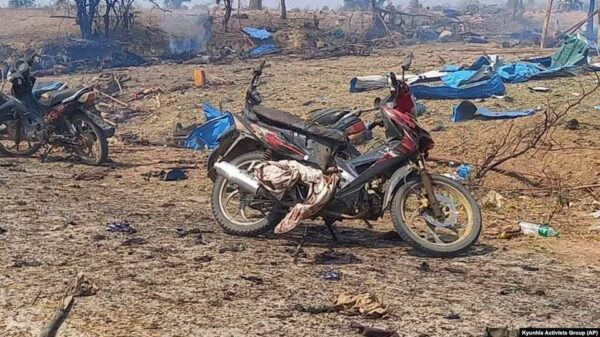 (စစ်ကိုင်းတိုင်း၊ ကန့်ဘလူမြိုနယ်၊ မလည်တိုက်နယ်အတွင်းက ပဇီကြီးကျေးရွာ ဗုံးကြဲတိုက်ခိုက်ခံရအပြီး တွေ့ရစဥ်။ ဓာတ်ပုံ - CJ)