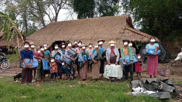 (KNU တပ်မဟာ(၃)ရှိ စစ်ရှောင်လေးထောင်ကျော်ကို ကရင်အရေးပေါ်ကူညီကယ်ဆယ်ရေး အဖွဲ့က စားနပ်ရိက္ခာထောက်ပံ့ပေးအပ်နေစဥ်။ ဓာတ်ပုံ - KNU)