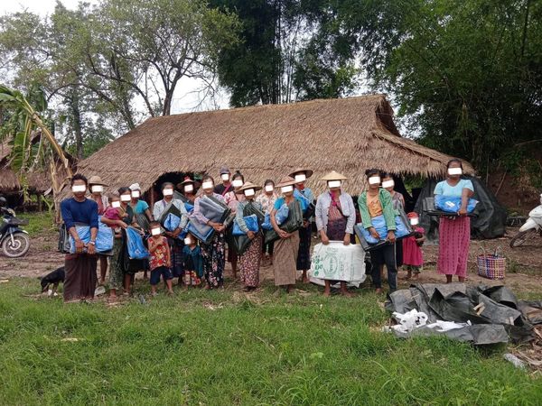 (KNU တပ်မဟာ(၃)ရှိ စစ်ရှောင်လေးထောင်ကျော်ကို ကရင်အရေးပေါ်ကူညီကယ်ဆယ်ရေး အဖွဲ့က စားနပ်ရိက္ခာထောက်ပံ့ပေးအပ်နေစဥ်။ ဓာတ်ပုံ - KNU)