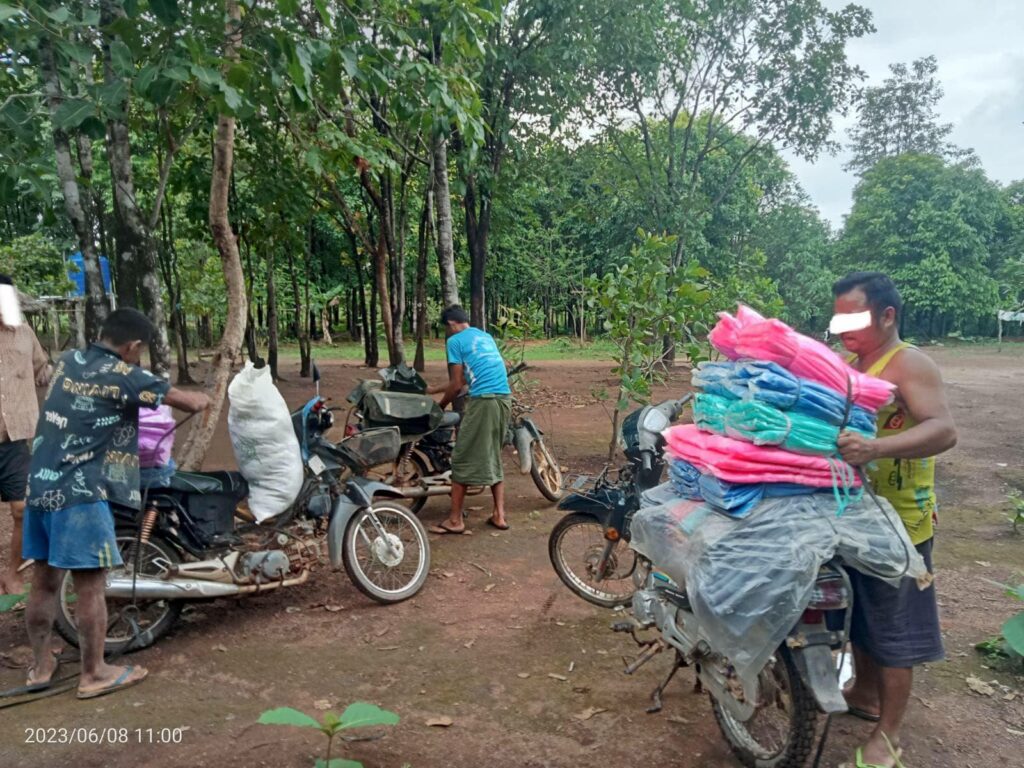 (KNU တပ်မဟာ(၃)ရှိ စစ်ရှောင်လေးထောင်ကျော်ကို ကရင်အရေးပေါ်ကူညီကယ်ဆယ်ရေး အဖွဲ့က စားနပ်ရိက္ခာထောက်ပံ့ပေးအပ်နေစဥ်။ ဓာတ်ပုံ - KNU)