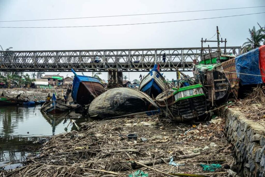 (AA ခေါင်ဆောင်ဗိုလ်ချုပ်ထွန်းမြတ်နိုင် နှင့် ရခိုင်ပြည်နယ်မှ မုန်တိုင်းသင့် ဒေသအချို့ ။ဓါတ်ပုံ-AA၊ UNDP)