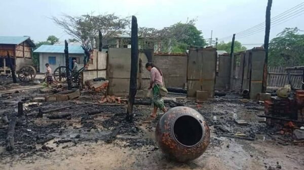 (စစ်ကောင်စီတပ် မီးရှို့ဖျက်ဆီးသွားသည့် ရေအေးကုန်းရွာအား တွေ့ရစဥ်။ ဓာတ်ပုံ - ခင်ဦးမြို့နယ် သတင်းမှန်ပြန်ကြားရေးအဖွဲ့)