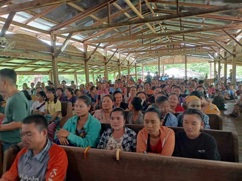 (ကရင့်လက်နက်ကိုင် လေးဖွဲ့စည်းလုံးညီညွတ်ရေးကော်မတီက လေးကေ့ကော်ဒေသအနီးတဝိုက်ရှိ စစ်ရှောင်ပြည်သူများအားစားနပ်ရိက္ခာများ ထောက်ပံ့ပေးအပ်နေစဥ်။ ဓာတ်ပုံ - ပေးပို့)