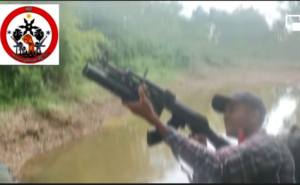 (စစ်ကောင်စီ ရိက္ခာသည်ယာဥ်တန်းအား တိုက်ခိုက်နေသည့် ရဲဘော်တစ်ဦးအား တွေ့ရစဥ်)