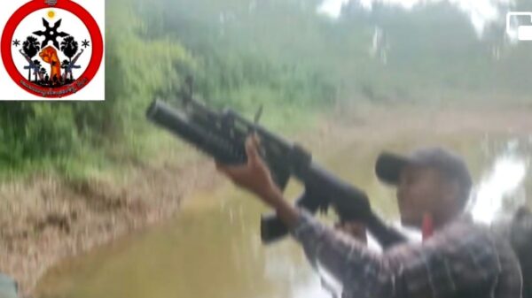 (စစ်ကောင်စီ ရိက္ခာသည်ယာဥ်တန်းအား တိုက်ခိုက်နေသည့် ရဲဘော်တစ်ဦးအား တွေ့ရစဥ်)