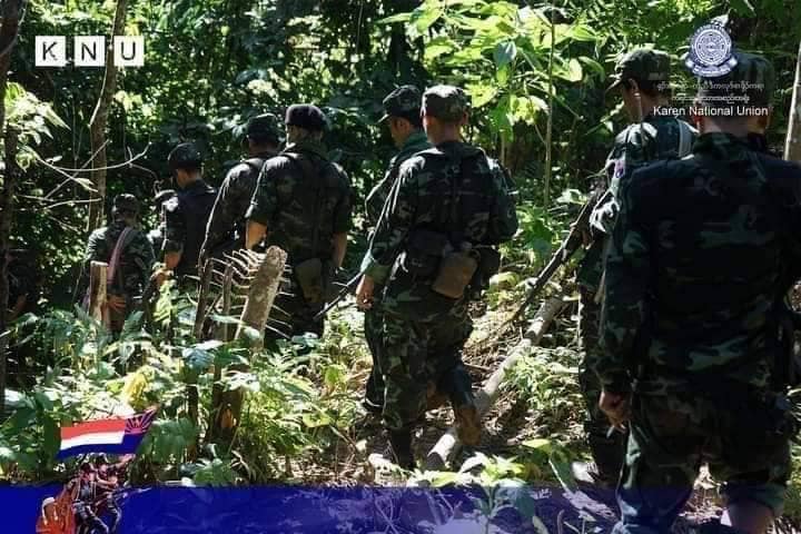 (KNU တပ်သားများအား ရှေ့တန်းတစ်နေရာ၌ တွေ့ရစဉ်။ ဓာတ်ပုံ - KNU)