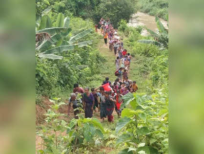 (စစ်အုပ်စုအာဏာသိမ်းပြီးအကြမ်းဖက်တိုက်ခိုက်မှုများ​ကြောင့် ချင်းပြည်နယ်မှ ပြည်သူအများစုမှာအိန္ဒိယနယ်စပ်သို့ထွက်​ပြေးတိမ်း​ရှောင်ခဲ့ကြရသည်။ဓါတ်ပုံ-CJ)
