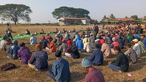 (ကလေးမြို့နယ် လည်ကြီးရွာ၌ ၂၀၂၂ ဖေဖော်ဝါရီ ၁၁ ရက်တွင် စစ်တပ်က ပြည်သူ့စစ်သင်တန်းပေးနေစဥ်။ ဓာတ်ပုံ - CJ)
