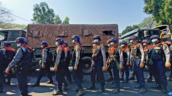 (စစ်တပ်အာဏာသိမ်းပြီးနောက် ရန်ကုန်မြို့တွင် ဆန္ဒပြပြည်သူများအား ဖြိုခွင်းရန်ပြင်ဆင်နေသော စစ်ကောင်စီလက်ပါးစေရဲများအား ၂၀၂၁ ဖေဖော်ဝါရီက တွေ့ရစဥ်။ ဓာတ်ပုံ - PS)