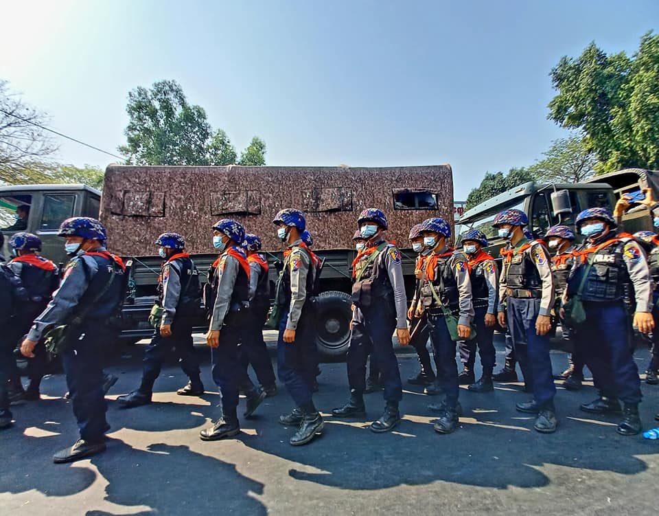 (စစ်တပ်အာဏာသိမ်းပြီးနောက် ရန်ကုန်မြို့တွင် ဆန္ဒပြပြည်သူများအား ဖြိုခွင်းရန်ပြင်ဆင်နေသော စစ်ကောင်စီလက်ပါးစေရဲများအား ၂၀၂၁ ဖေဖော်ဝါရီက တွေ့ရစဥ်။ ဓာတ်ပုံ - PS)