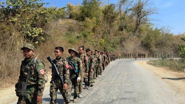 (စစ်ကောင်စီတပ်အား တိုက်ခိုက်ရန် စစ်ကြောင်းထွက်လာသော မကွေးတိုင်းအတွင်းရှိ PDF ရဲဘော်များအား တွေ့ရစဉ်။ ဓာတ်ပုံ - MOD -NUG)