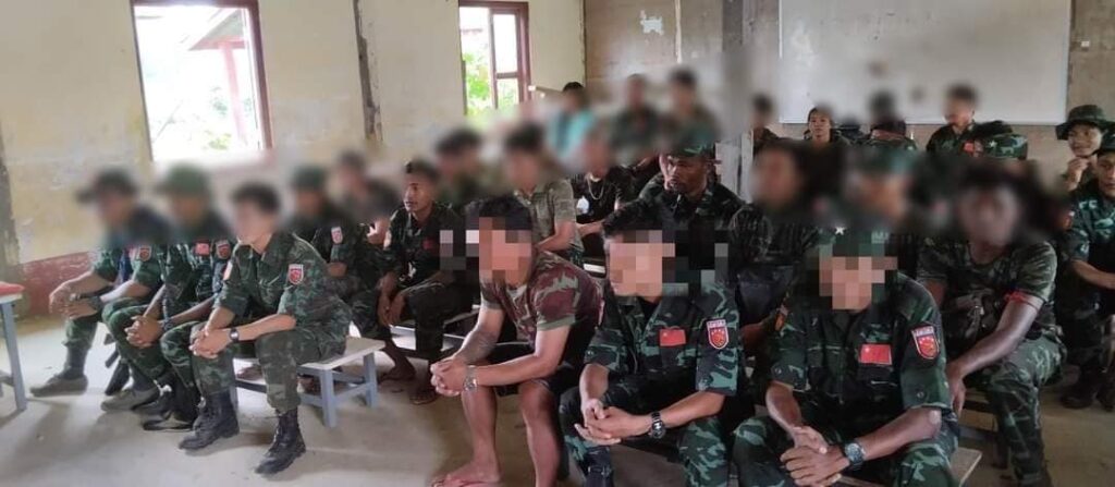 (တနင်္သာရီတိုင်းစစ်ဒေသခွဲစစ်ရေးတာဝန်ခံက တနင်္သာရီတိုင်းရှိ PDFများနှင့်တွေ့ဆုံဆွေးနွေးနေစဥ်။ ဓါတ်ပုံ-တနင်္သာရီတိုင်းစစ်ဒေသခွဲ)