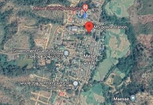 (တိုက်ပွဲကြောင့် ဘေးလွတ်ရာတိမ်းရှောင်နေရသော မယ်စဲ့မြို့နယ်ရှိ ဒေသခံပြည်သူများနှင့် မယ်စဲ့မြို့တည်​နေရာကိုတွေ့ရစဥ်။ ဓာတ်ပုံ - Kantarawaddy Times)