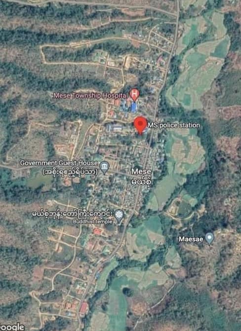 (တိုက်ပွဲကြောင့် ဘေးလွတ်ရာတိမ်းရှောင်နေရသော မယ်စဲ့မြို့နယ်ရှိ ဒေသခံပြည်သူများနှင့် မယ်စဲ့မြို့တည်​နေရာကိုတွေ့ရစဥ်။ ဓာတ်ပုံ - Kantarawaddy Times)