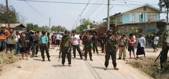 (မယ့်စဲမြို့တည်​နေရာပြ​မြေပုံ / KNDF ၊KA နှင့် စစ်တပ်အာဏာသိမ်းမှုဆန့်​ကျင်​ကြောင်းဆန္ဒပြပြည်သူများကိုစစ်တပ်က အကြမ်းဖက်ဖြိုခွင်းစဥ် ပြည်သူများဘက်မှ ကူညီ​ပေးခဲ့​သော KNPLF (ကလလတ)တပ်ဖွဲ့ဝင်အချို့ ။ဓါတ်ပုံ-KNDF ၊KA ၊CJ)