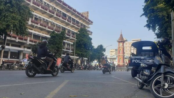 မန္တလေးမြို့တွင်းကိုတွေ့ရစဉ် (ပုံဟောင်း)