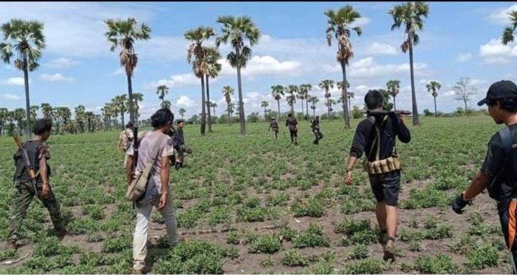 (ရေစကြို(ပကဖ)မှ ရဲဘော်များအား စစ်ဆင်ရေးတစ်ခုတွင် တွေ့ရစဥ်။ ဓာတ်ပုံ - ရေစကြိုပကဖ)