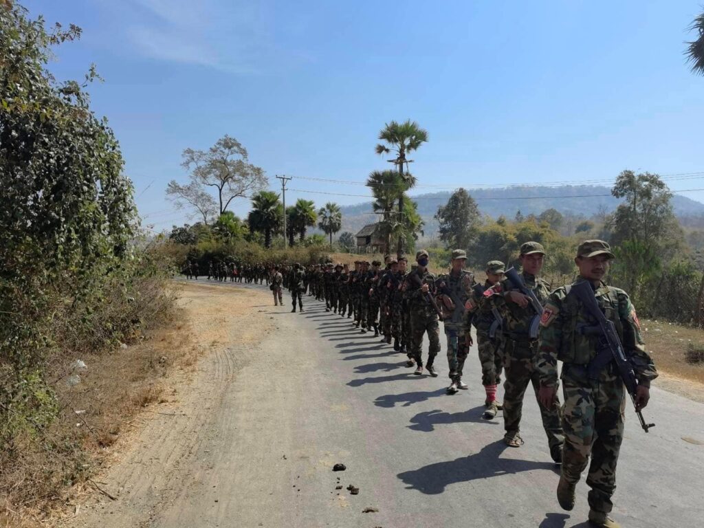 (စစ်ကောင်စီတပ်အား တိုက်ခိုက်ရန် စစ်ကြောင်းထွက်လာသော မကွေးတိုင်းအတွင်းရှိ PDF ရဲဘော်များအား တွေ့ရစဉ်။ ဓာတ်ပုံ - MOD -NUG)