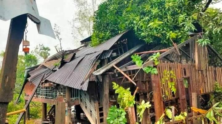 (စစ်ကောင်စီတပ်ထံမှ သိမ်းဆည်းရရှိသော လက်နက်ခဲယမ်းများနှင့် တိုက်ပွဲတွင်အထိနာသဖြင့် စစ်တပ်ကလက်နက်ကြီးဖြင့်ပစ်၍ ဒေသခံပြည်သူ့နေအိမ်အချို့ပျက်စီးနေမှု။ဓါတ်ပုံ-ပေးပို့)
