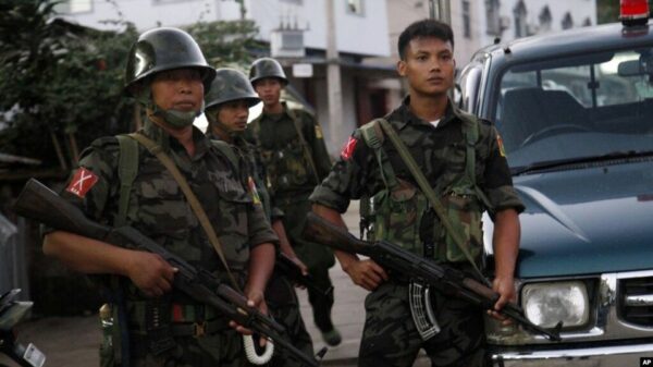 (ကချင်လွတ်လပ်ရေးတပ်မတော်(KIA)မှ ရဲဘော်များအား တွေ့ရစဥ်။ ဓာတ်ပုံ - အေပီ)