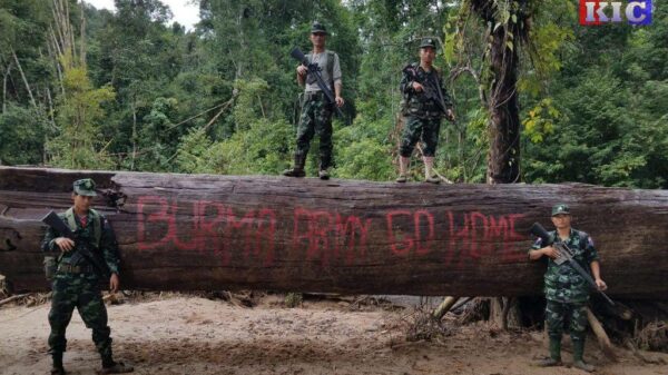 (ကရင်အမျိုးသားအစည်းအရုံး(KNU)မှ ရဲဘော်များအား တွေ့ရစဥ်။ ဓာတ်ပုံ - KIC)