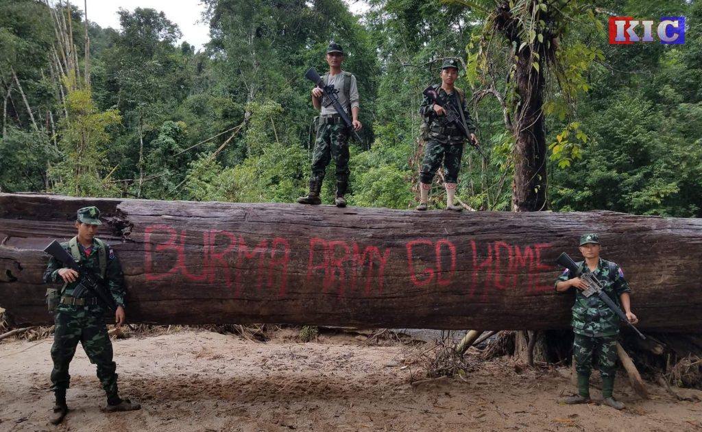 (ကရင်အမျိုးသားအစည်းအရုံး(KNU)မှ ရဲဘော်များအား တွေ့ရစဥ်။ ဓာတ်ပုံ - KIC)