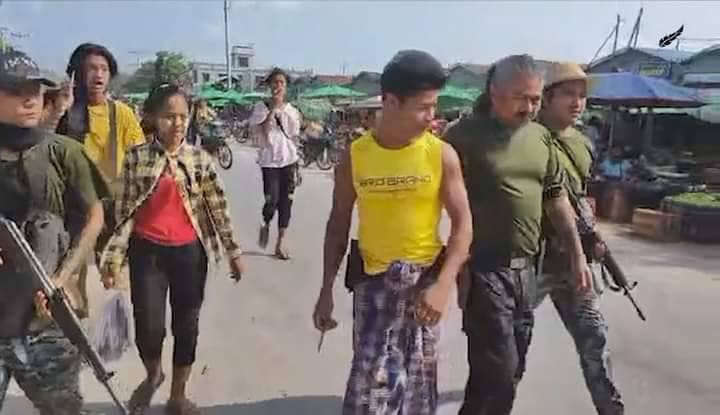 (Zero ပြောက်ကျားတပ်ဖွဲ့ခေါင်းဆောင်ကိုသက်ကြီးနှင့်ရဲဘော်များ ဆားတောင်မြို့တွင်း လှည့်လည်ခဲ့စဥ်။ ဓာတ်ပုံ-Zero)