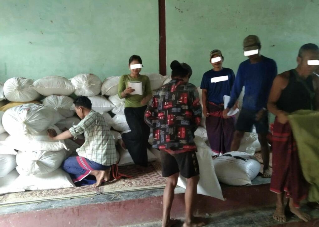 (KNU တပ်မဟာ(၃)ရှိ စစ်ရှောင်လေးထောင်ကျော်ကို ကရင်အရေးပေါ်ကူညီကယ်ဆယ်ရေး အဖွဲ့က စားနပ်ရိက္ခာထောက်ပံ့ပေးအပ်နေစဥ်။ ဓာတ်ပုံ - KNU)